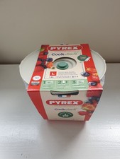 BNWT Pyrex large round glass