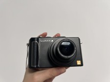 Panasonic LX3 – F2.0 Bright Lens (24-60mm), Excellent Low-Light & Bokeh