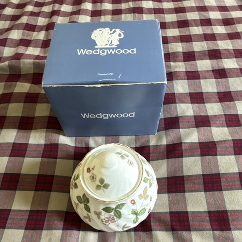 Wedgwood wild strawberry - wedgwood, bone