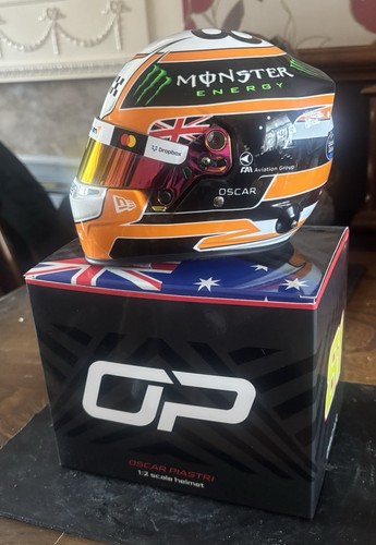 Oscar piastri scale - scale, helmet