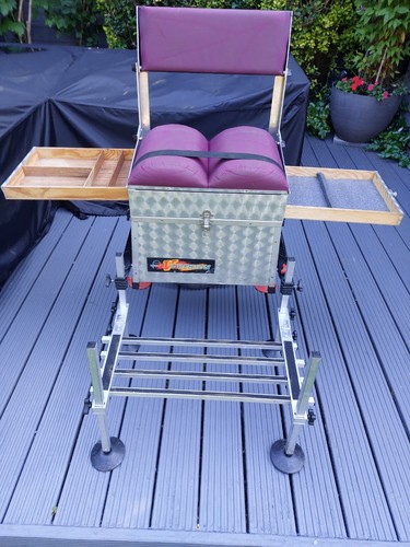 Cushion seated seat - v,