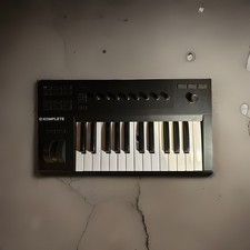 NI Komplete Kontrol A25