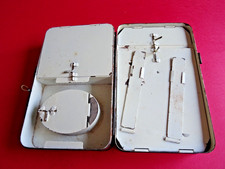 A LARGE VINTAGE HARDY MULTUM IN PARVO LURE TIN, WELL USED BUT COMPLETE