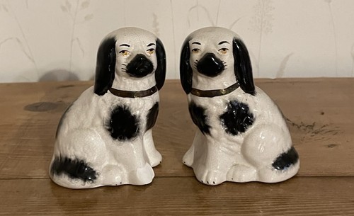 Pair staffordshire pottery - ,