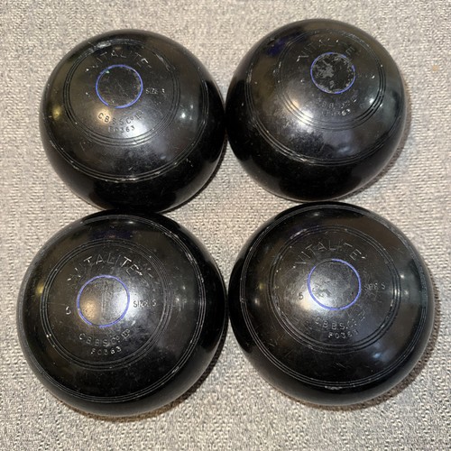 Set lawn bowls - of,