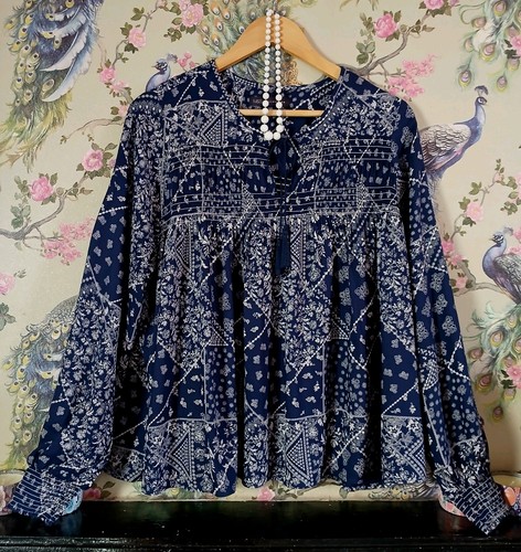 Vintage style dark navy white