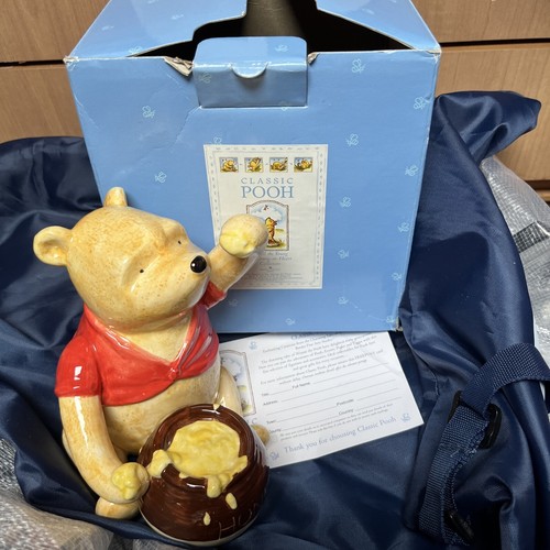 Classic winnie the pooh - winnie, with