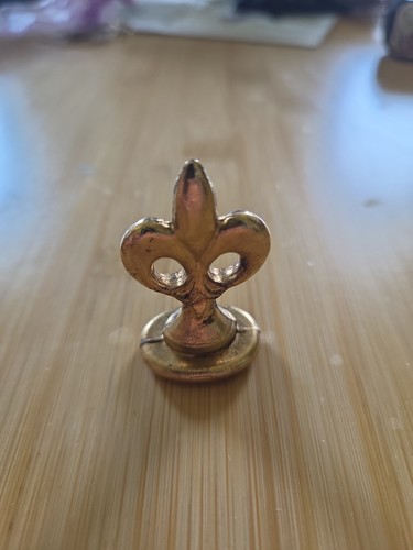 Antique brass fleur - fleur-de-lis, wax