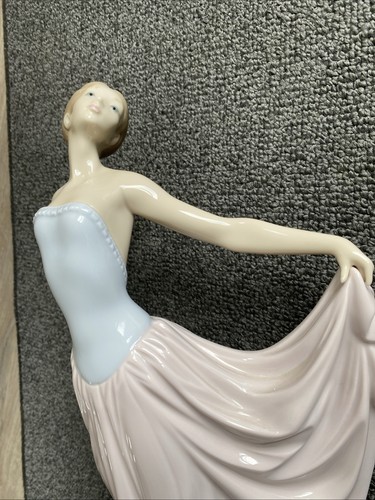 Lladro porcelain figurine lady - lladro,
