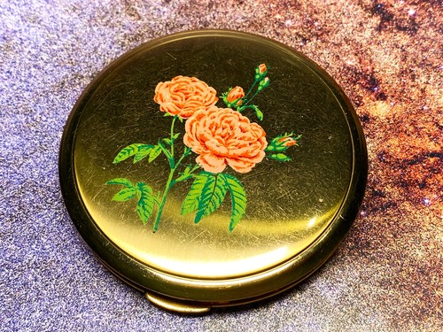 Kigu gold tone floral-vintage