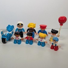 LEGO DUPLO 8 MINI FIGURES
