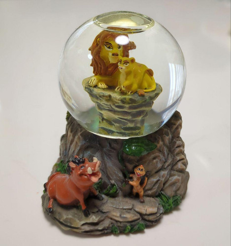 The lion king snow - lion, globe