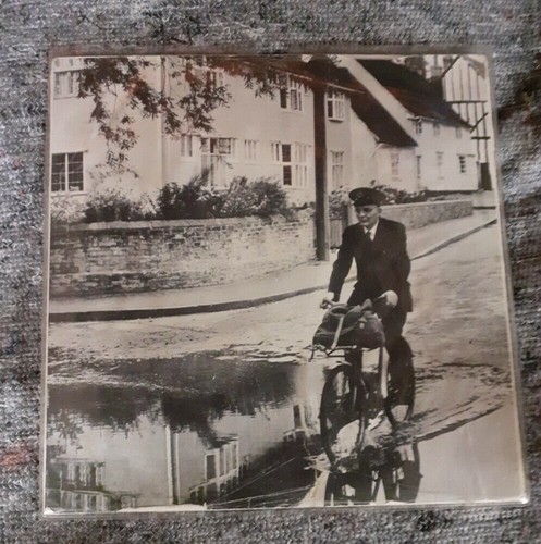 The singing postman - singing,