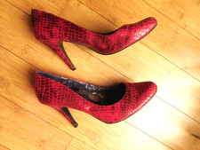 Gorgeous Red Snake Pattern