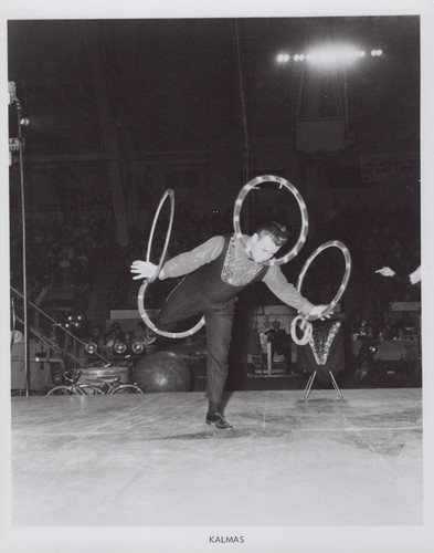 Kalmas circus hoop act - circus, juggler