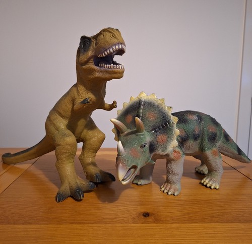 Tyrannosaurus triceratops - tyrannosaurus,