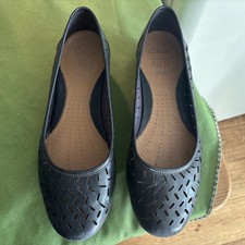 Clarks Women’s Flat Wide Fit Shoes Size 8E Dark Blue Leather Slip On Active Air