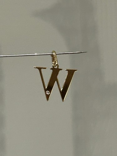 14ct yellow gold - letter, w