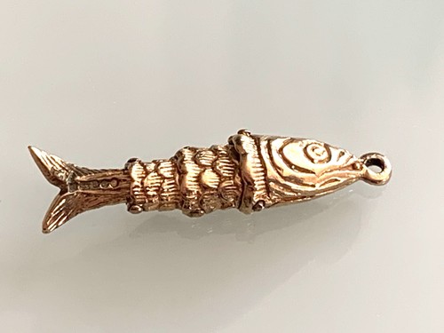 9ct gold articulated fish - /9k,