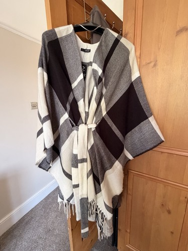 Bnwt gorgeous quiz cape - quiz,