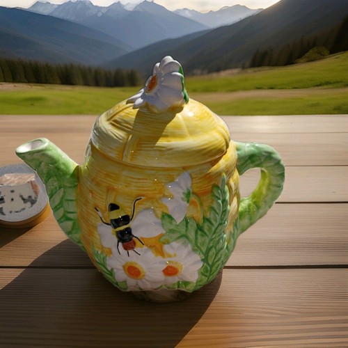 Decorative bee daisy teapot - &,
