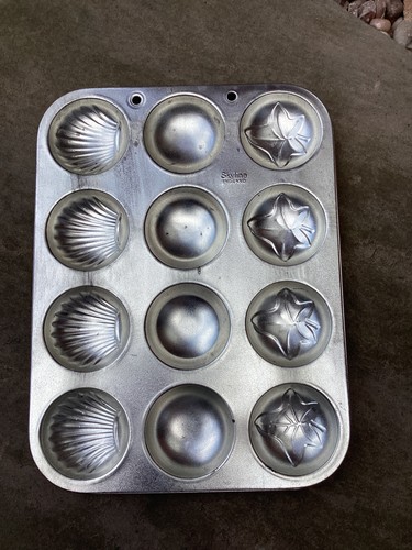 1970s skyline madeleine - , tin