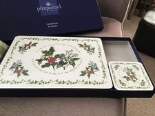 PIMPERNEL PORTMERION HOLLY & IVY BXD SET. 6 PLACEMTS & 6 COASTERS.ExCON.30x23cm.