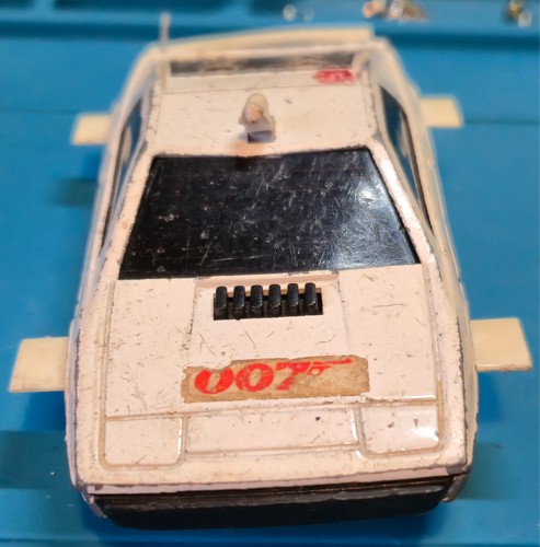 Corgi james bond lotus - james,