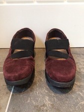 Clarks Burgundy and Black Suede Pumps Size 6 Great Condition