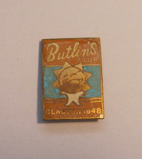BUTLINS BADGE. CLACTON 1948. ORANGE LABELS, WHITE SUIT. ALBION PRESSED METALS