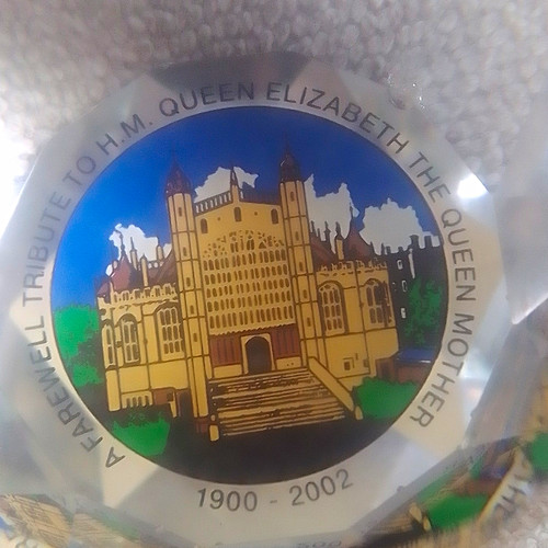 Paper weights queen - paper, elizabeth