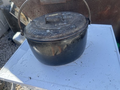 Vintage cast iron - 3, gallon