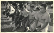 1987 Press Photo Boys Sitting