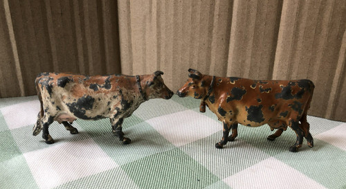 Vintage lead cows britains - 2, x