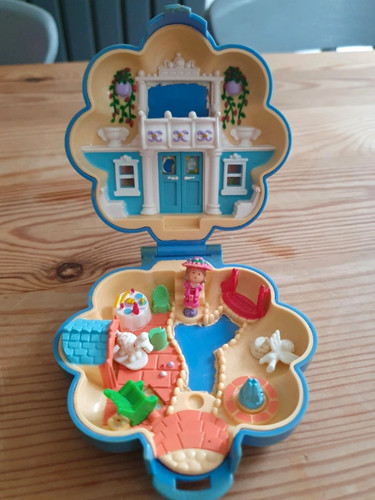 Polly pocket flower shaped - polly,