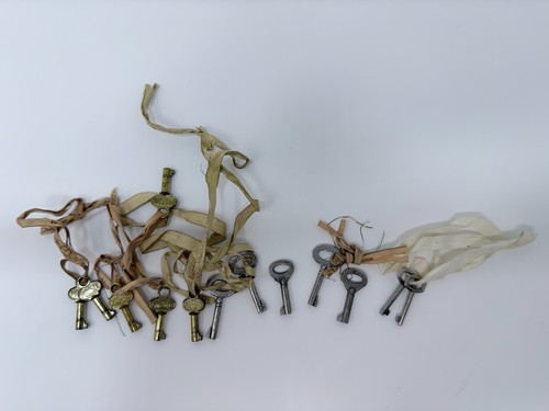 Vintage luggage keys lot - luggage,