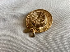 GOLDTONE TRADITIONAL  STRAW HAT WITH BOW TRIM BROOCH -ROLLOVER CLASP FASTENING
