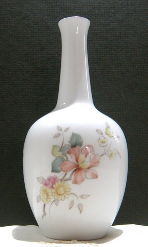 Very pretty royal doulton bud - pretty,