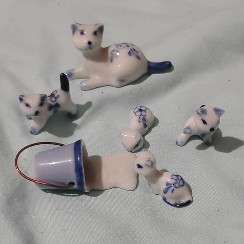 Vtg delft blue mini cats - blue,
