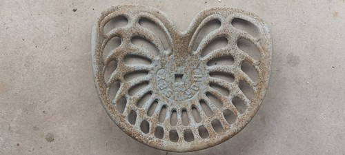 Vintage cast iron tractor - cast, seat