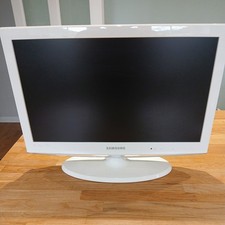 Samsung 22” HD TV White LE22C451E2W. with remote.
