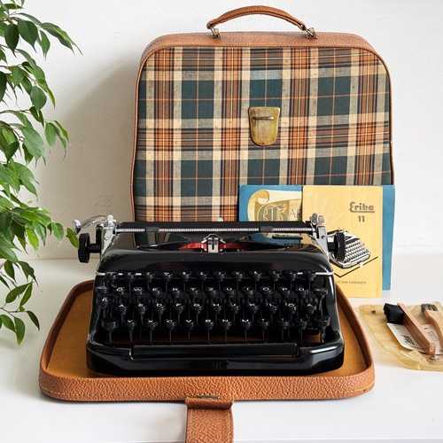 Working erika typewriter - working,