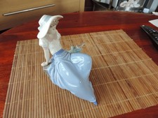 NAO BY LLADRO PORCELAIN FIGURE 1042. GIRL LISTENING TO BIRD SONG. DAISA 1987