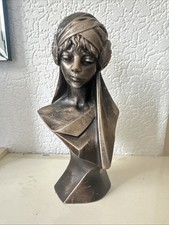 E. Villanis Reproduction