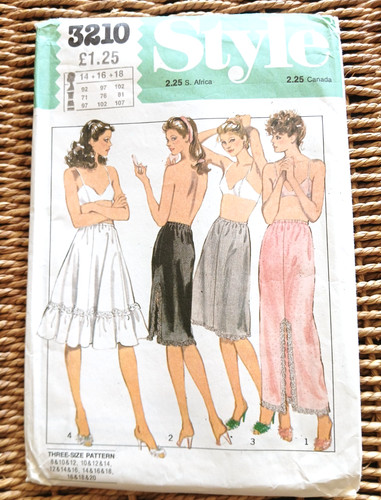 Vintage 1980s style sewing - 1980s,