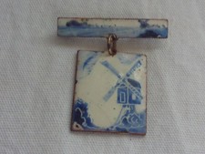 NA604 SUPERB ANTIQUE CIRCA 1900S DUTCH BULE & WHITE ENAMEL BROOCH OF A WINDMILL
