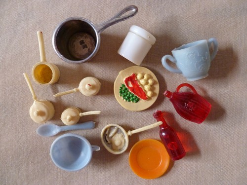 Assorted vintage dolls house