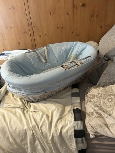 White moses basket - 1, ￼