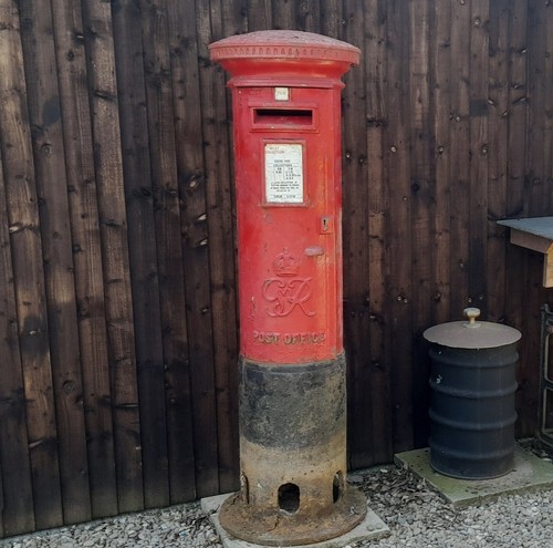 Pillar box royal mail - vi,