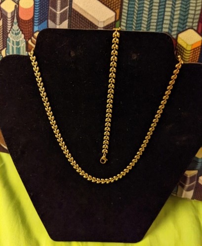 Gold tone curb - tone,